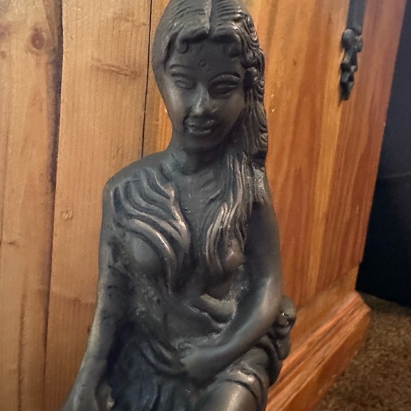 Unique Solid Brass Figure Of Goddess Statue with a Dog - Brass Lady Figurine - Picture 5 of 8